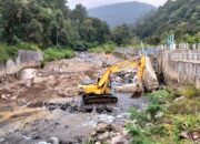 Perbaikan drainase pascabanjir yang dilakukan oleh Pemko Padang. (dok. Prokopim)