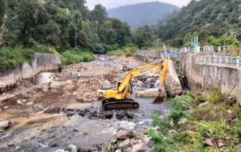 Perbaikan drainase pascabanjir yang dilakukan oleh Pemko Padang. (dok. Prokopim)