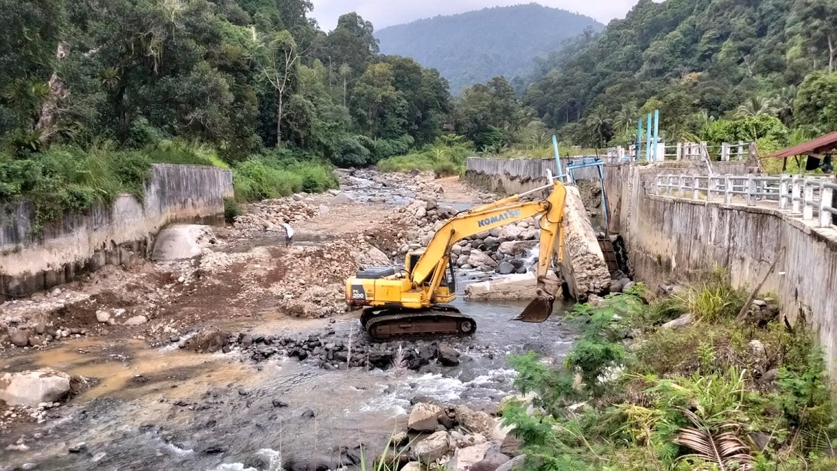 Perbaikan drainase pascabanjir yang dilakukan oleh Pemko Padang. (dok. Prokopim)