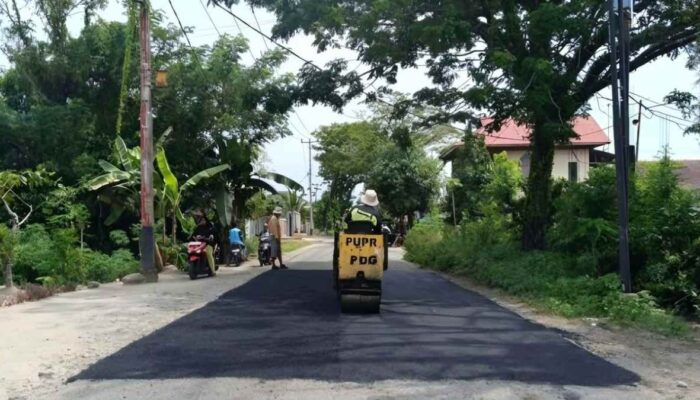 Dinas PUPR Patching Sejumlah Ruas Jalan Rusak di Padang
