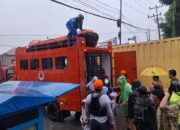 Personel BPBD Sumbar membantu evakuasi warga yang terdampak banjir. (dok. istimewa)