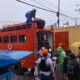 Personel BPBD Sumbar membantu evakuasi warga yang terdampak banjir. (dok. istimewa)
