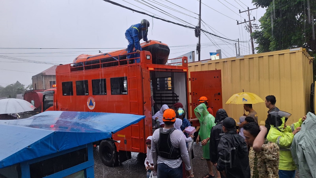 Personel BPBD Sumbar membantu evakuasi warga yang terdampak banjir. (dok. istimewa)
