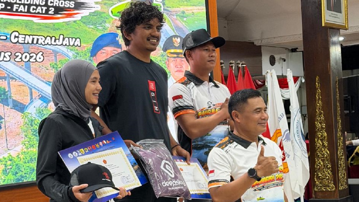 Personel Polda Sumbar juara di iven paragliding nasional. (dok. istimewa)