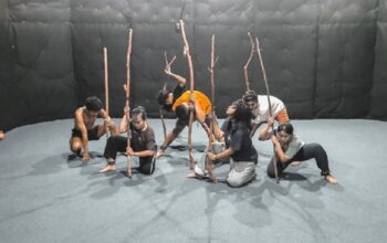 TEKS Karya teater Bala Bhumi sutradara Afrizal Harun dari Komunitas Seni Hitam Putih saat proses latihan menyoroti kerusakan lingkungan dan bencana ekologis dipentaskan pada Rabu, 2 September 2026 di Taman Budaya Sumbar. Setelah pementasan dilanjutkan diskusi publik yang dipantik Khalid Saifullah (aktivis lingkungan). (Foto Denny Cidaik for Radarsumbar)