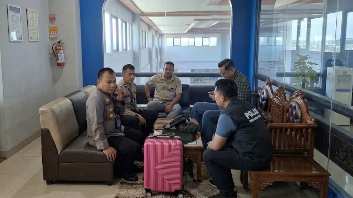 Polisi amankan koper pink yang diduga berisi 1 Kg lebih sabu di BIM. (dok. istimewa)
