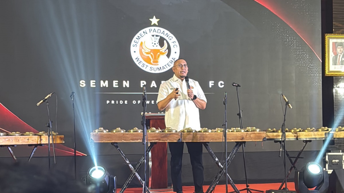 Presiden klub Semen Padang FC Andre Rosiade beri sambutan saat launching tim. (dok. istimewa)