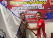 Rahmat Fajri saat menerima tongkat kepemimpinan Muaythai Padang dari Ketua Pengprov Muaythai Sumbar. (dok. istimewa)