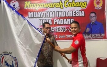 Rahmat Fajri saat menerima tongkat kepemimpinan Muaythai Padang dari Ketua Pengprov Muaythai Sumbar. (dok. istimewa)