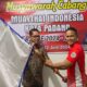 Rahmat Fajri saat menerima tongkat kepemimpinan Muaythai Padang dari Ketua Pengprov Muaythai Sumbar. (dok. istimewa)