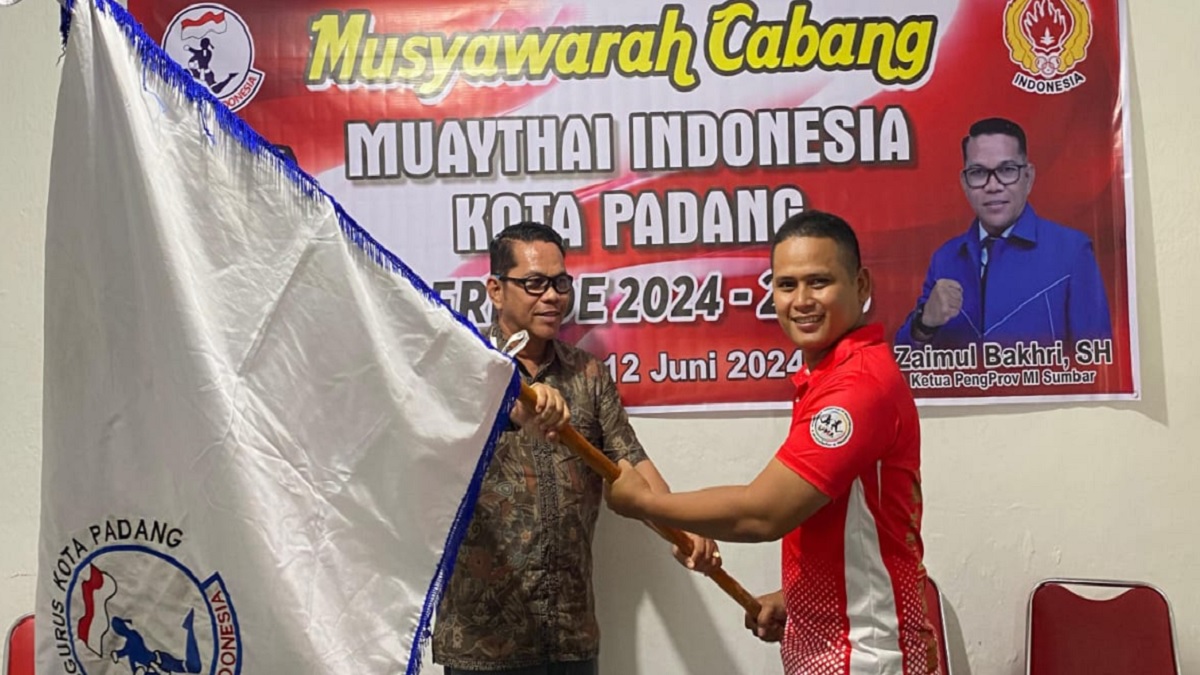 Rahmat Fajri saat menerima tongkat kepemimpinan Muaythai Padang dari Ketua Pengprov Muaythai Sumbar. (dok. istimewa)
