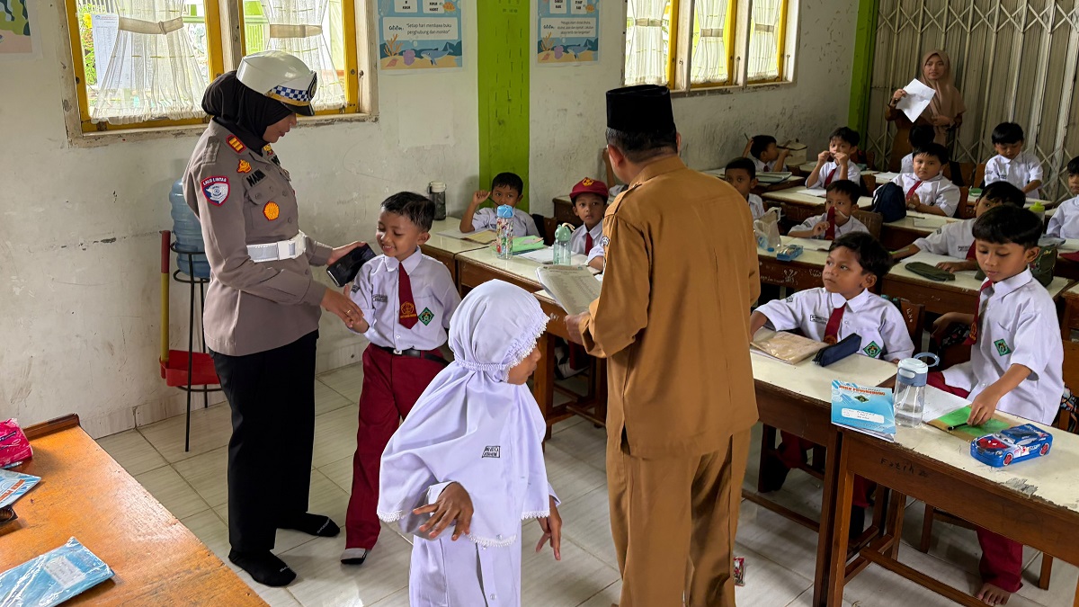 Satlantas Polres Pasbar kunjungi sekolah. (dok. istimewa)