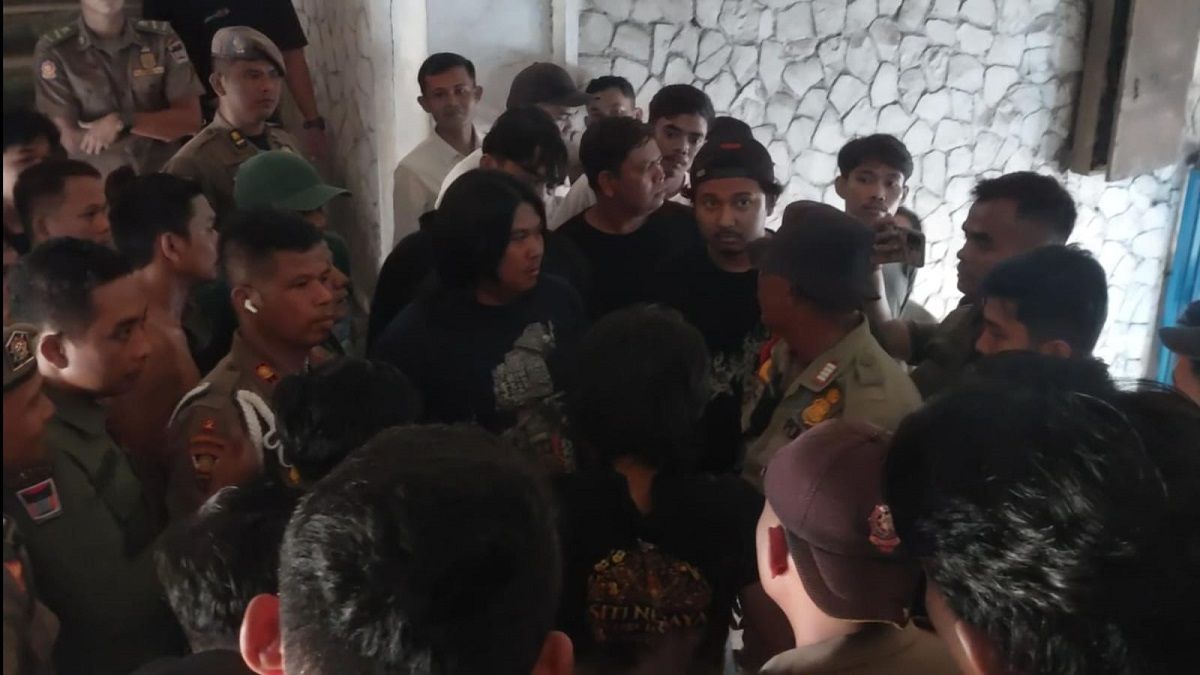 Satpol PP Padang amankan pria yang melakukan pencurian di Pasar Raya Padang. (dok. istimewa)