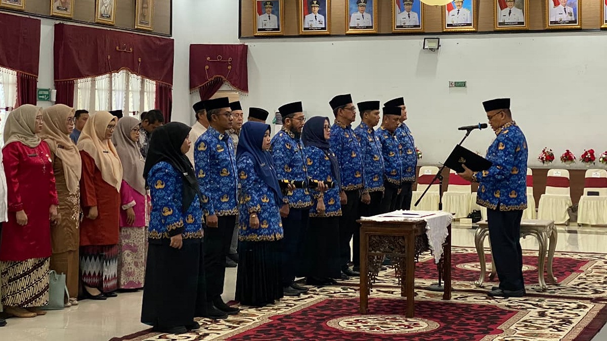 Sekdaprov Sumbar lantik pejabat administrator. (dok. adpsb)