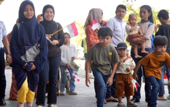 Merah Putih Menggema di Stasiun dan Kereta Api, KAI Divre II Sumbar Semarakkan HUT ke-81 RI bersama Pelanggan