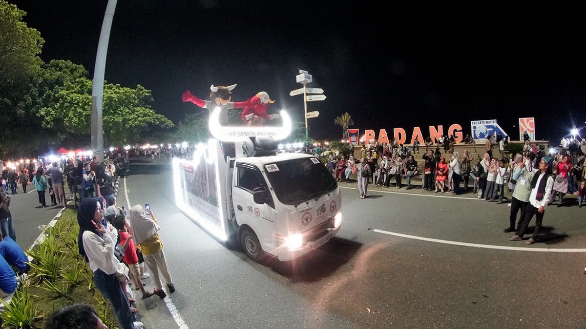 Semen Padang meriahkan pawai telong-telong HJK Padang. (dok. Humas Semen Padang)