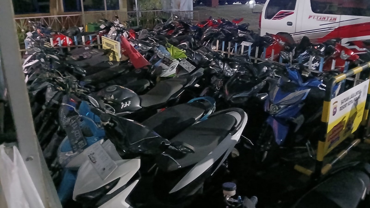 Sepeda motor diamankan oleh Timsus Bravo Polresta Padang dalam operasi yang digelar Minggu dinihari. (dok. istimewa)