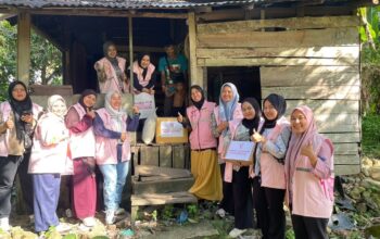 Srikandi PLN beri cahaya untuk masyarakat Koto Baru, Kabupaten Solok. (dok. istimewa)