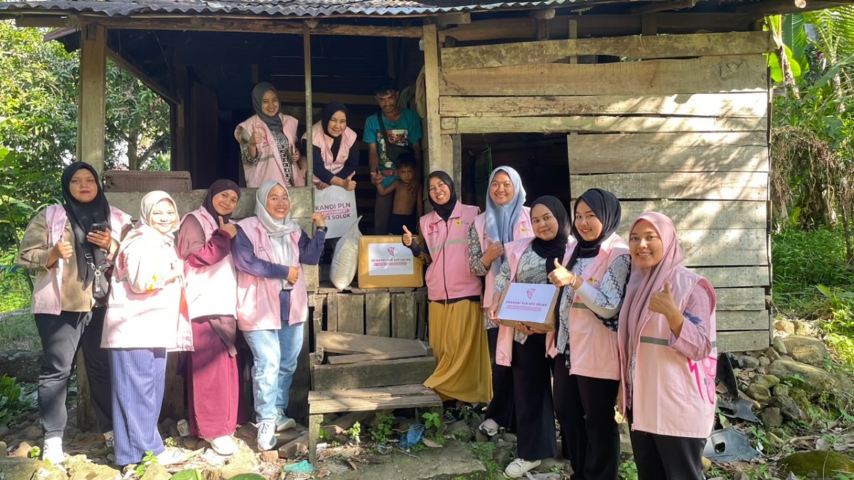 Srikandi PLN beri cahaya untuk masyarakat Koto Baru, Kabupaten Solok. (dok. istimewa)