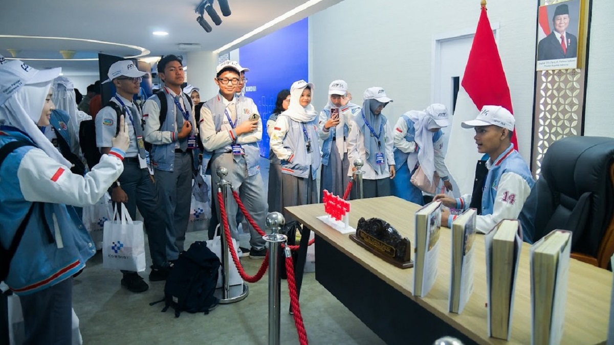 Staf Ahli Menteri Bidang Komunikasi dan Media Massa Kementerian Komunikasi dan Digital Molly Prabawaty mewakili Menkomdigi Meutya Hafid saat menerima kunjungan Forum Pelajar Indonesia, Kamis (6/8/2026). (Foto: Humas Kemkomdigi)