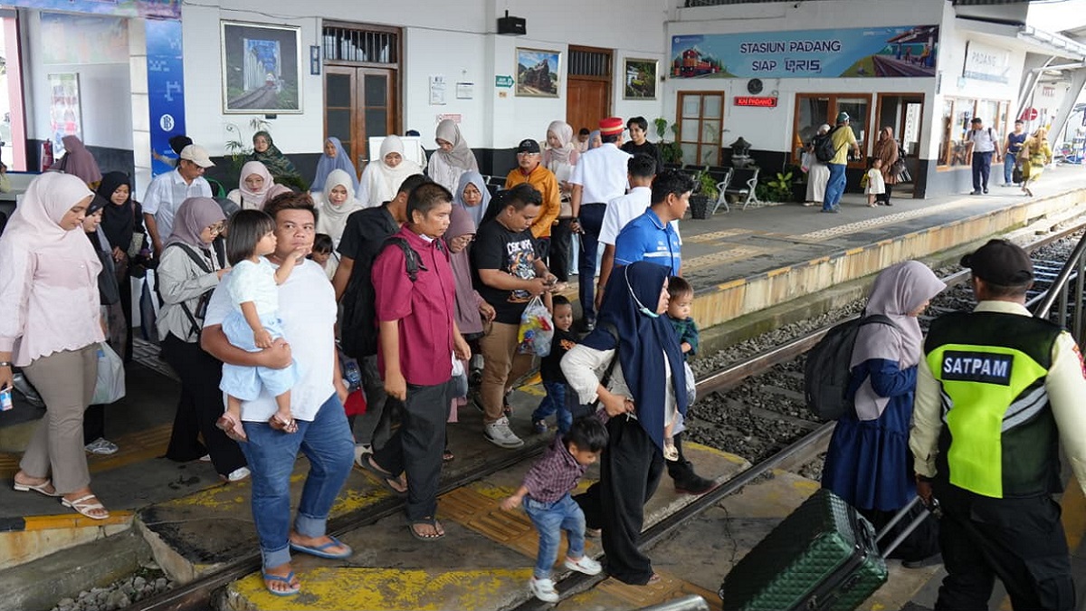 Suasana penumpang kereta api di Stasiun Padang. (dok. istimewa)