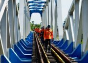 Tim KAI Divre II Sumbar melakukan pengecekan jalur kereta api Bukit Putus. (dok. istimewa)