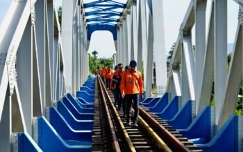 Tim KAI Divre II Sumbar melakukan pengecekan jalur kereta api Bukit Putus. (dok. istimewa)