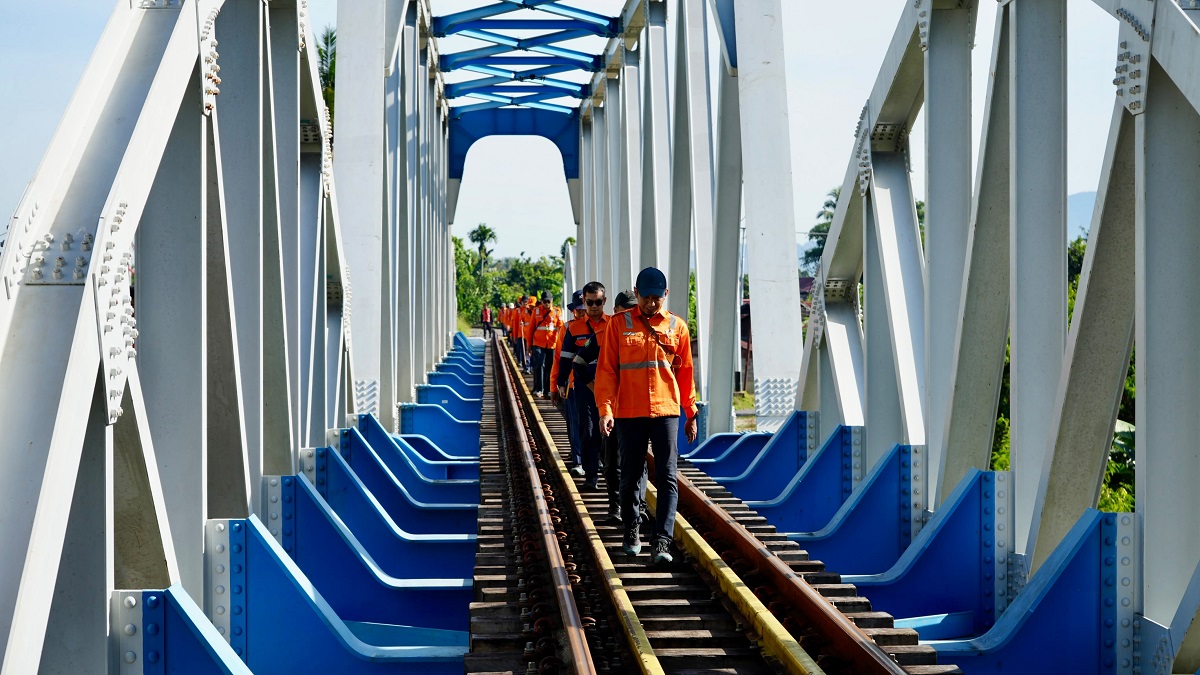 Tim KAI Divre II Sumbar melakukan pengecekan jalur kereta api Bukit Putus. (dok. istimewa)