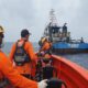 Tim SAR evakuasi korban akibat kebakaran kapal TB Symphony. (dok. Basarnas Padang)