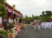 Pimpin Upacara Penurunan Bendera, Wagub Vasko Tegaskan Komitmen Jaga Merah Putih