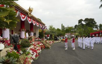 Pimpin Upacara Penurunan Bendera, Wagub Vasko Tegaskan Komitmen Jaga Merah Putih