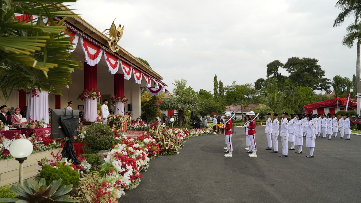 Upacara penurunan bendera di kediaman Gubernur Sumbar. (dok. istimewa)