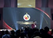 Wagub Sumbar Vasko Ruseimy beri sambutan saat lauching Semen Padang FC. (dok. istimewa)