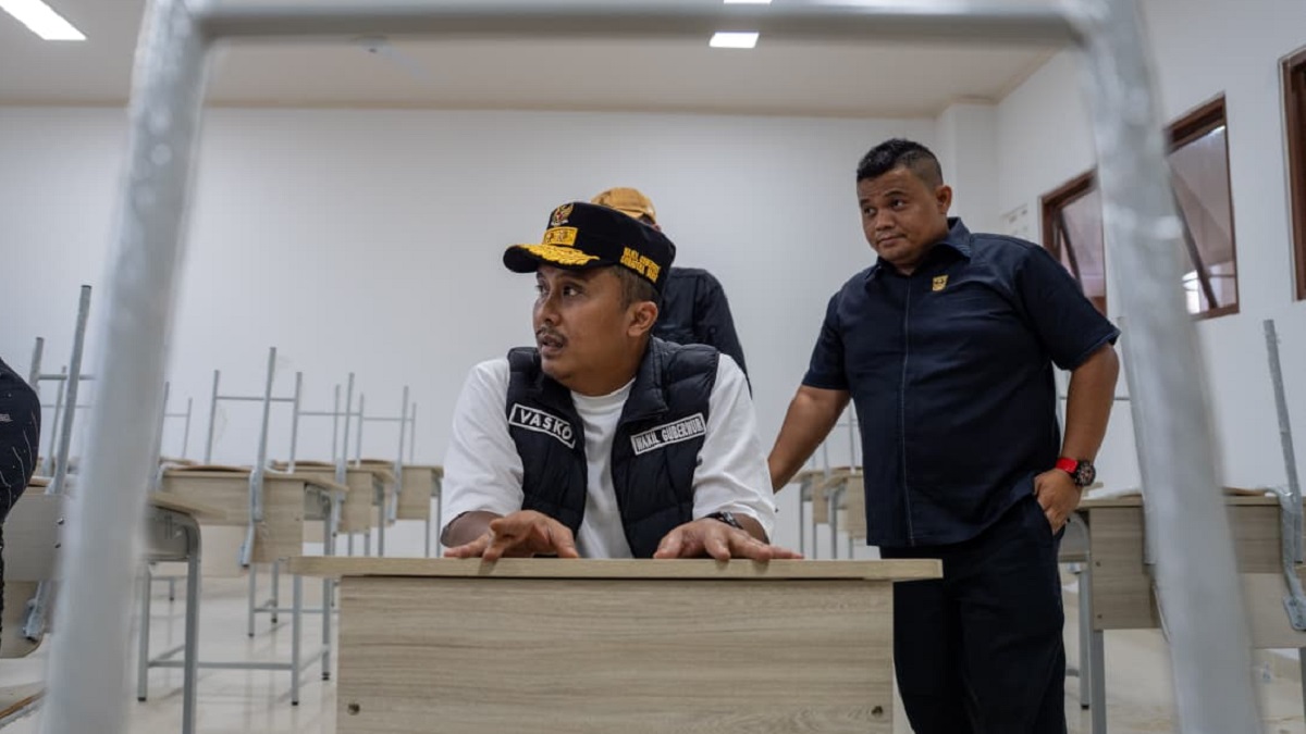 Wagub Sumbar Vasko Ruseimy mengecek kesiapan Sekolah Rakyat di Dharmasraya. (dok. istimewa)