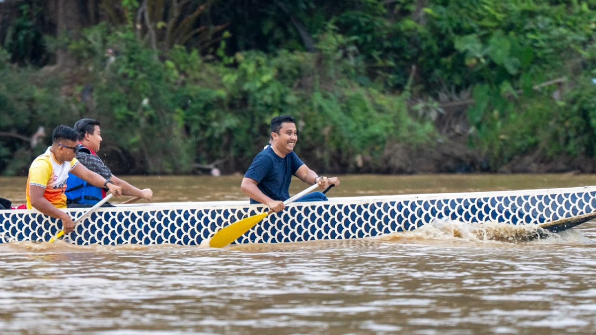 Wagub Sumbar Vasko Ruseimy menjajal iven Selaju Sampan Pulai di Dharmasraya. (dok. istimewa)