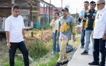 Wagub Vasko Ruseimy cek pengerjaan pemadatan kondisi jalan Padang-Solok. (dok. istimewa)