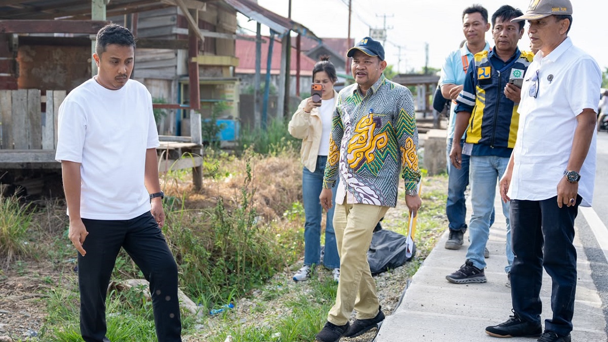 Wagub Vasko Ruseimy cek pengerjaan pemadatan kondisi jalan Padang-Solok. (dok. istimewa)
