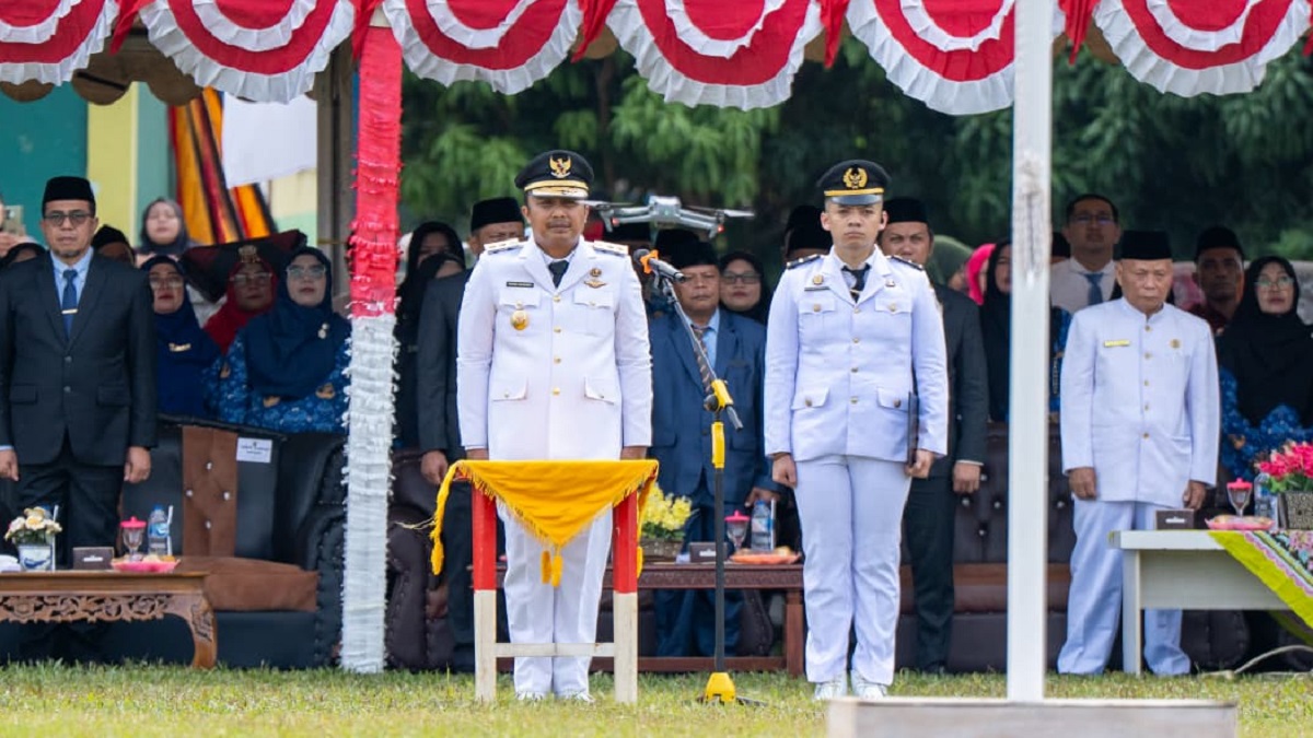 Wagub Sumbar Vasko Ruseimy pimpin upacara HUT RI ke-81 di Sijunjung. (dok. istimewa)
