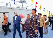 Wako Fadly Amran melihat KRI Kendari yang bersandar di Teluk Bayur untuk meriahkan HJK Padang. (dok. istimewa)
