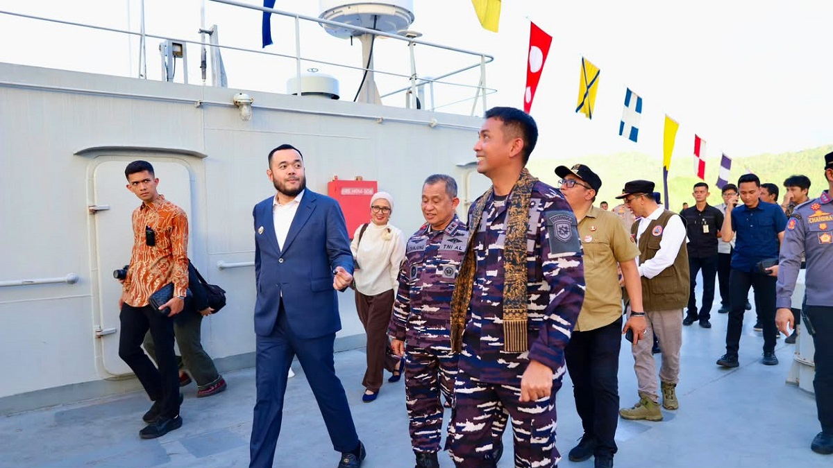 Wako Fadly Amran melihat KRI Kendari yang bersandar di Teluk Bayur untuk meriahkan HJK Padang. (dok. istimewa)