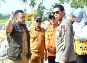 Wako Fadly Amran mendampingi tim Satgas PRR mengecek perbaikan drainase pascabanjir di Padang. (dok. istimewa)