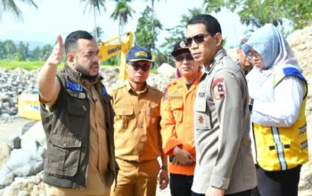 Wako Fadly Amran mendampingi tim Satgas PRR mengecek perbaikan drainase pascabanjir di Padang. (dok. istimewa)
