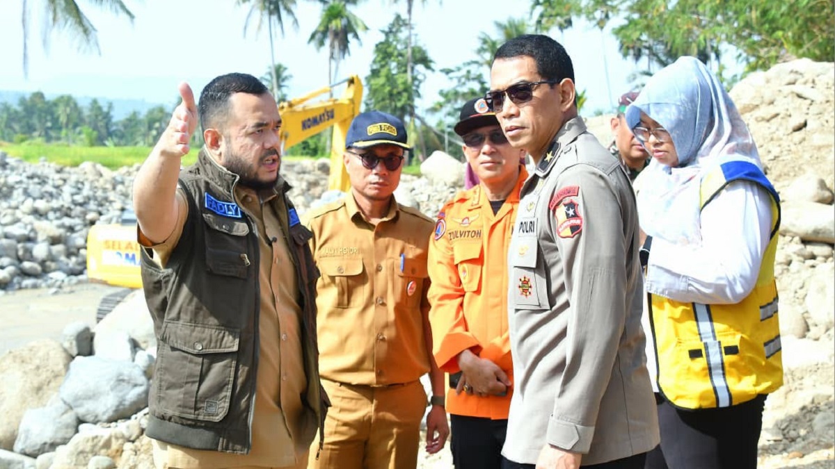 Wako Fadly Amran mendampingi tim Satgas PRR mengecek perbaikan drainase pascabanjir di Padang. (dok. istimewa)