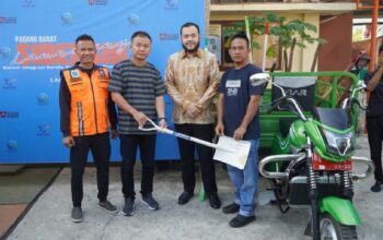 Wako Fadly Amran serahkan becak motor untuk masyarakat penarik sampah. (dok. istimewa)