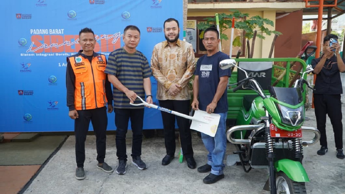Wako Fadly Amran serahkan becak motor untuk masyarakat penarik sampah. (dok. istimewa)