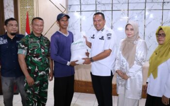 Wako Yota Balad serahkan bantuan beras untuk masyarakat kurang mampu. (dok. istimewa)