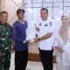 Wako Yota Balad serahkan bantuan beras untuk masyarakat kurang mampu. (dok. istimewa)