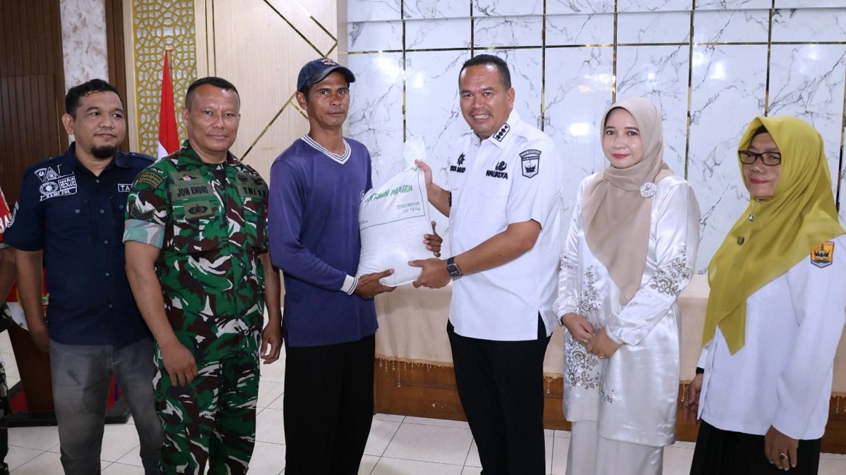 Wako Yota Balad serahkan bantuan beras untuk masyarakat kurang mampu. (dok. istimewa)