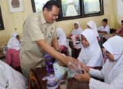 Wako Yota Balad serahkan bibit ikan koi untuk siswa di Pariaman. (dok. istimewa)