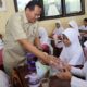Wako Yota Balad serahkan bibit ikan koi untuk siswa di Pariaman. (dok. istimewa)
